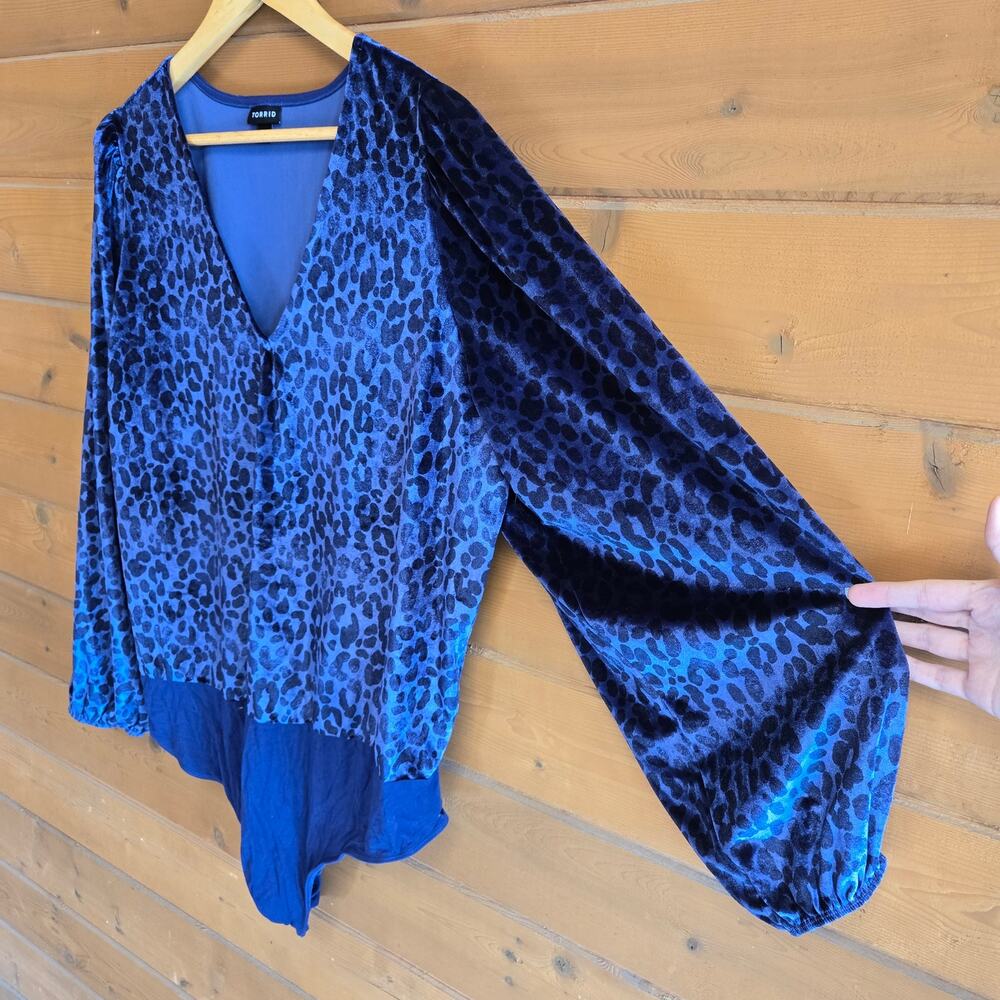 Torrid Blue Leopard Bodysuit Velvet Long Sleeve 3X Vneck Balloon Sleeve Top - Picture 5 of 6